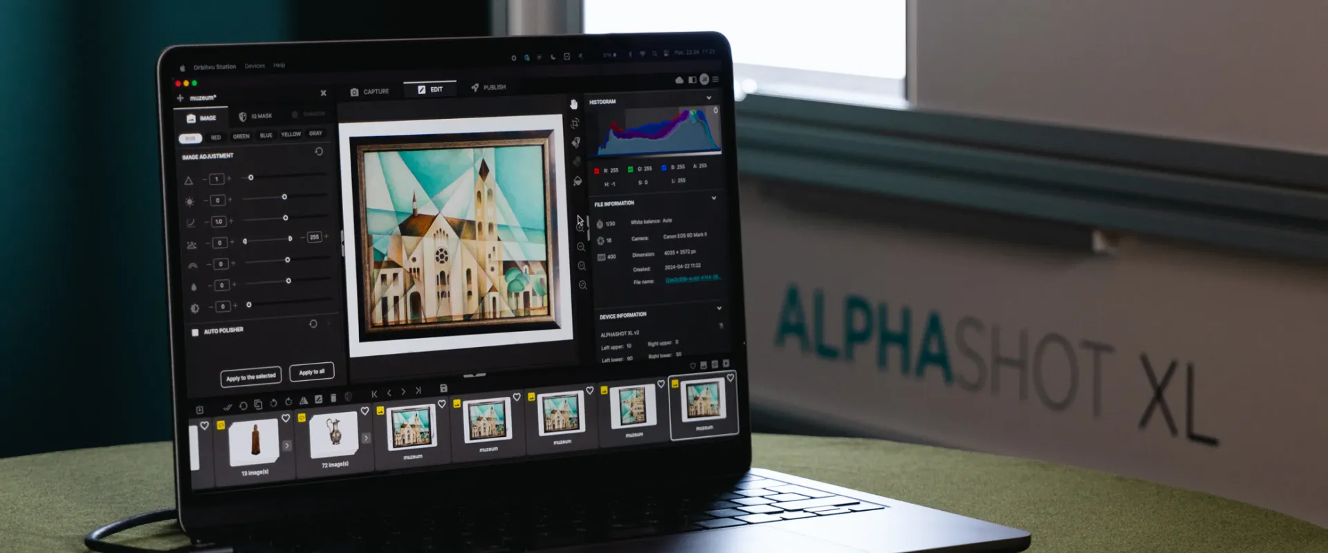 Fotografía automatizada: digitalización a escala de colecciones y archivos de museos
