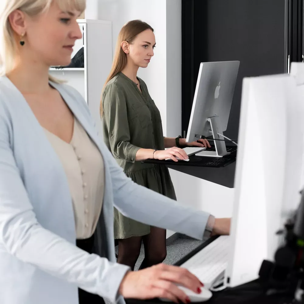 Dos mujeres trabajando con ordenadores en un estudio fotográfico Orbitvu