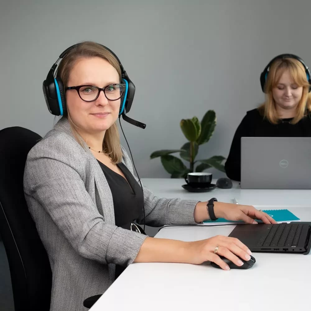 Dos mujeres con auriculares en la oficina de atención al cliente de Orbitvu