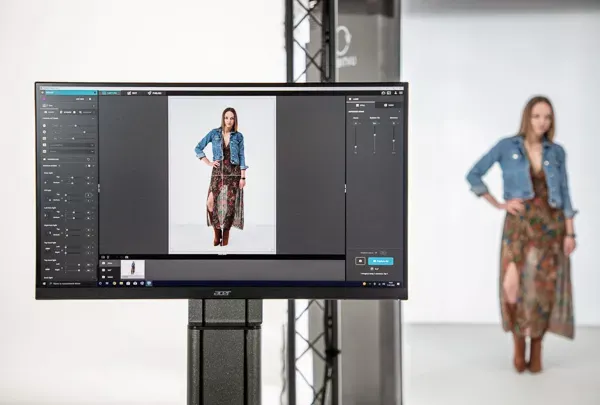 Revisión en monitor de una sesión de moda e-commerce con una modelo con vestido largo