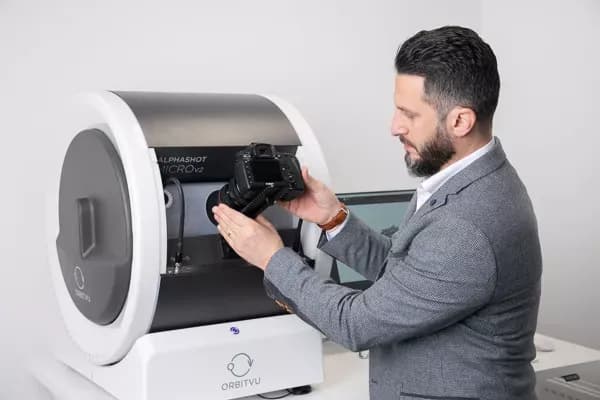 Colocando una cámara DSLR en una máquina de fotografía de producto
