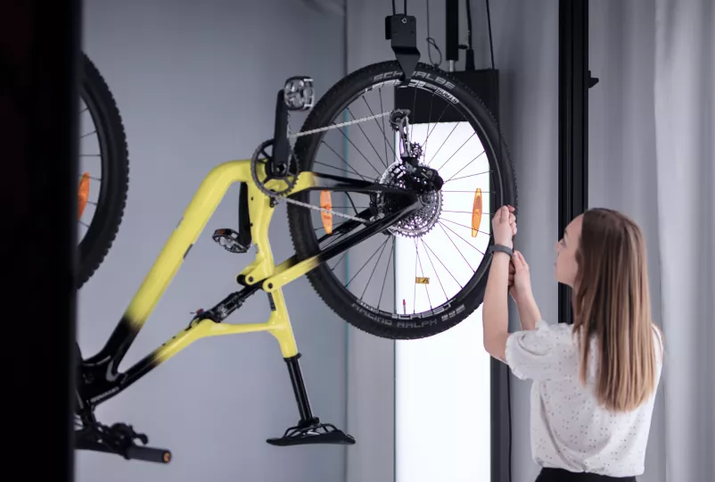 Sistema de elevación y suspensión para bicicletas en Bike Studio