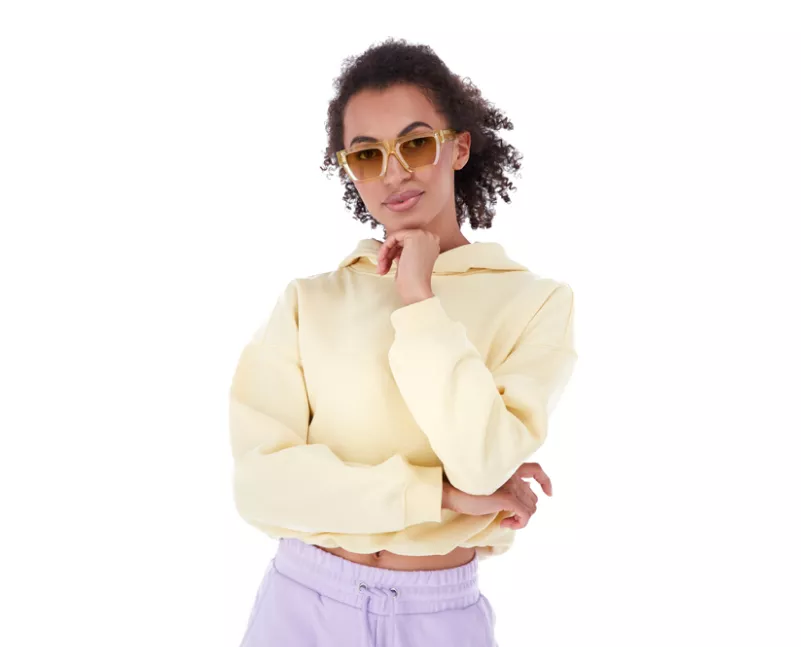 Modelo de moda con atuendo deportivo