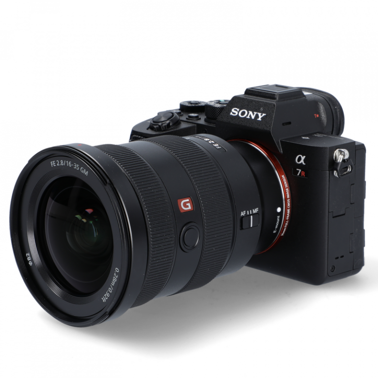 Sony Alpha 7R y Canon EOS 77D con sus objetivos