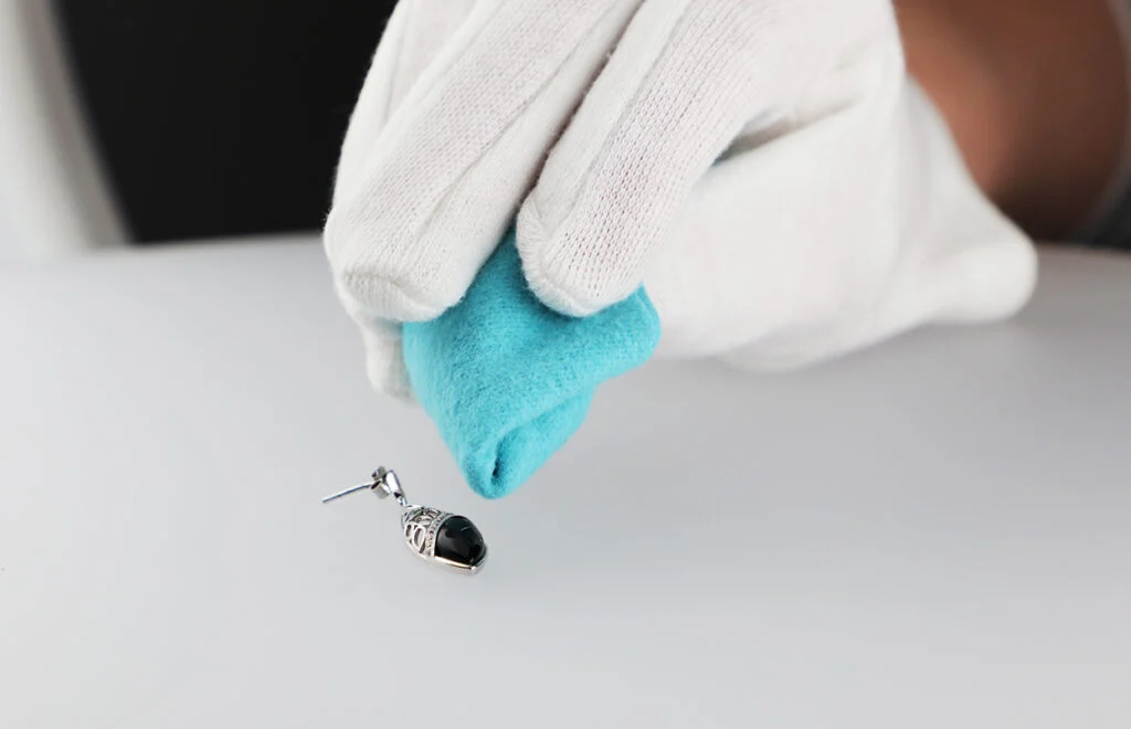 Preparación de joyas para la fotografía de producto: quitar las huellas dactilares