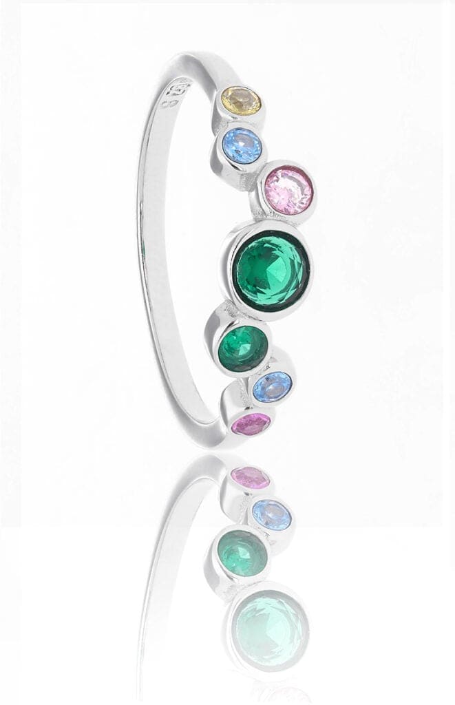 Anillo de plata: foto de joya con luz suave