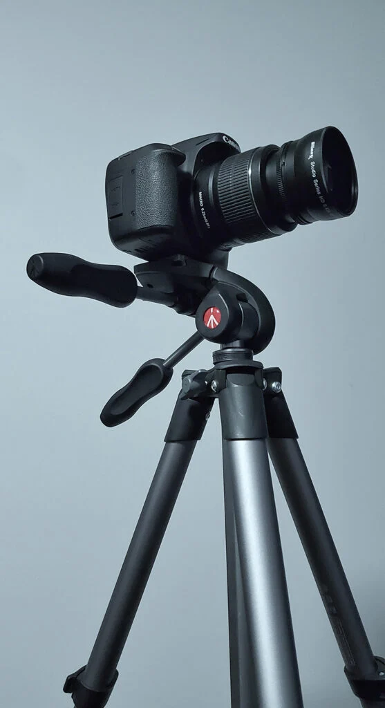 Cámara sobre un trípode para la fotografía de producto de joyas