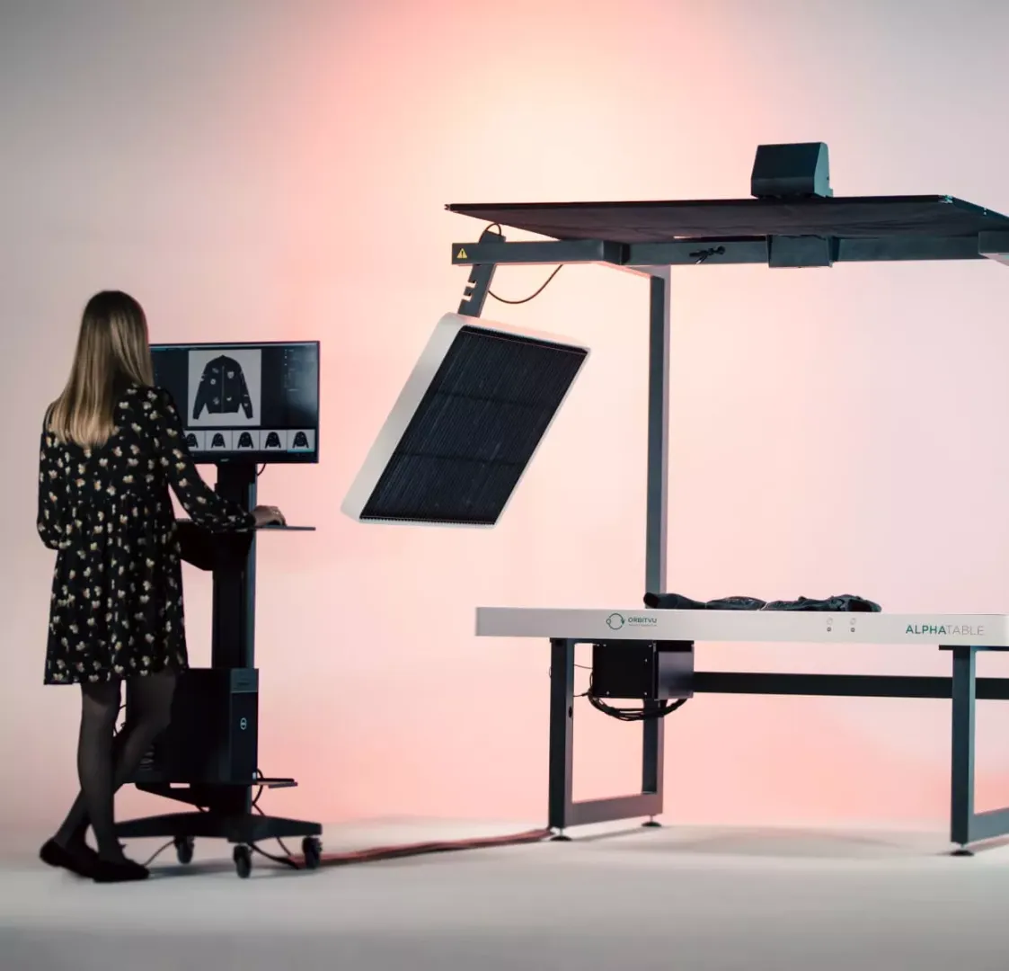 Operando un sistema automatizado de fotografía plana de ropa